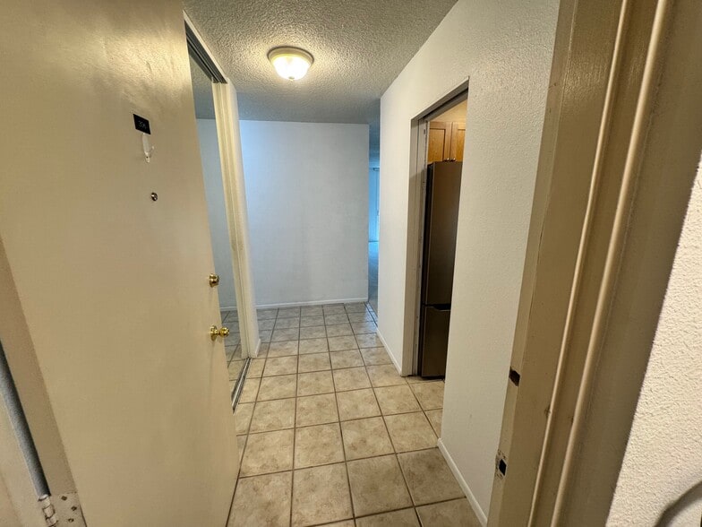 Entry - 2500 S York St
