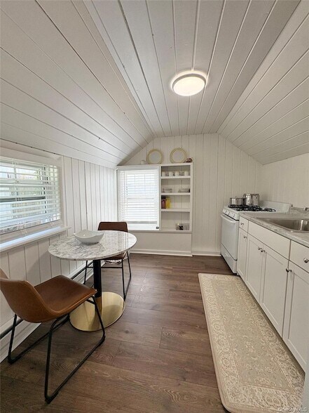 Building Photo - 134 Montauk Hwy