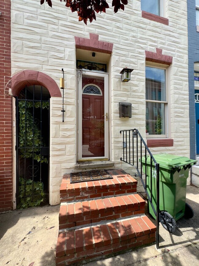 Building Photo - Inviting 3-Bedroom Single Family Townhome ...