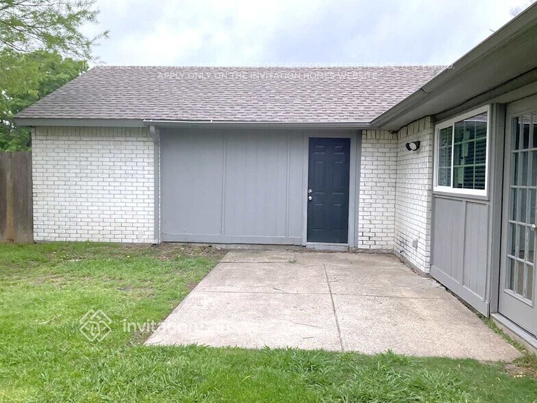 Building Photo - 8102 Kensington Dr