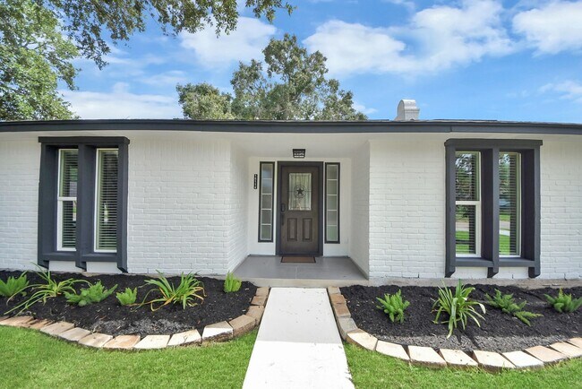 Building Photo - 16114 Forest Bend Ave