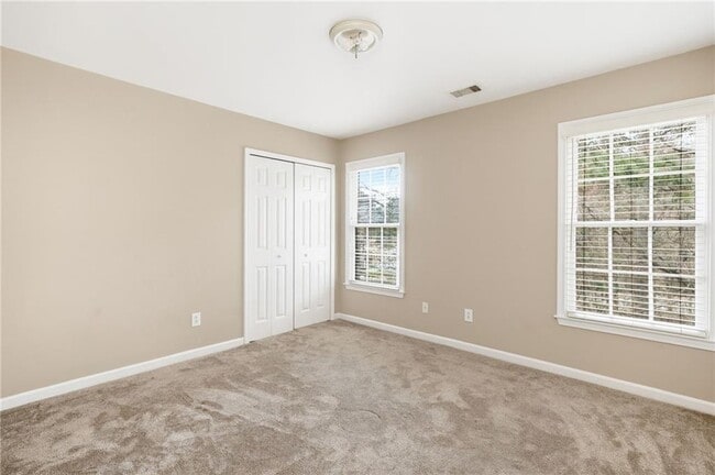 Building Photo - 310 Stoneleigh Dr SW