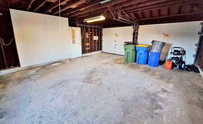 Building Photo - 3 Bed / 1-1/2 Bath Single Family Home w/ 2-Car Garage