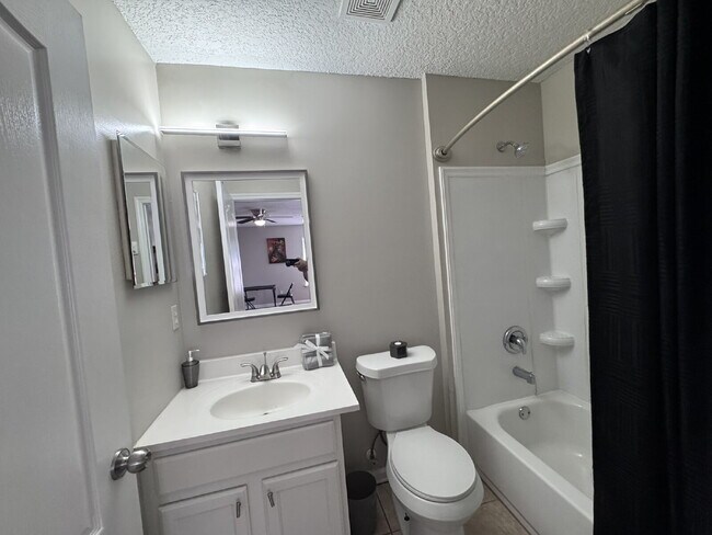 Building Photo - Large Renovated Home in Oakleaf Plantation
