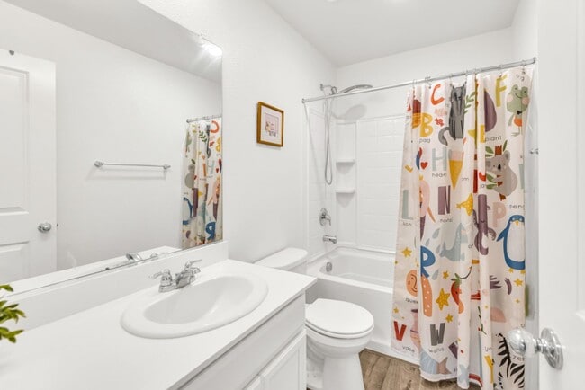 Building Photo - 4 bed / 3 bath | Upated Anatolia Home Avai...