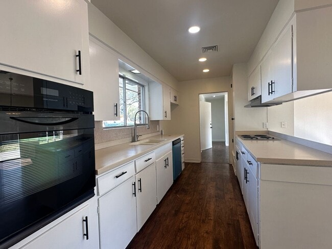 Building Photo - Ready for move in