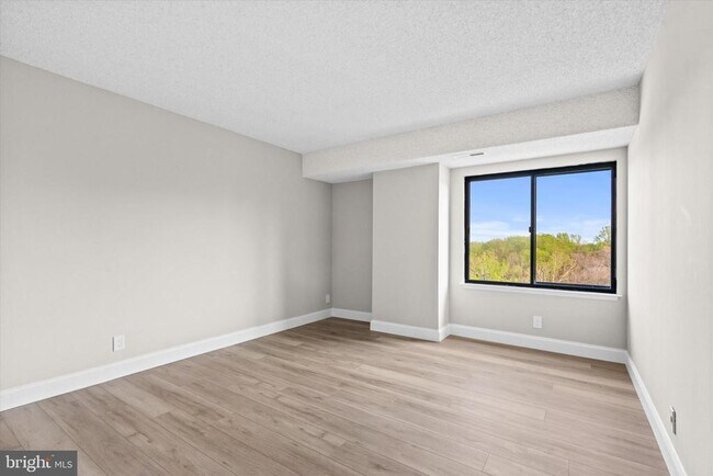 Building Photo - 3800 Powell Ln