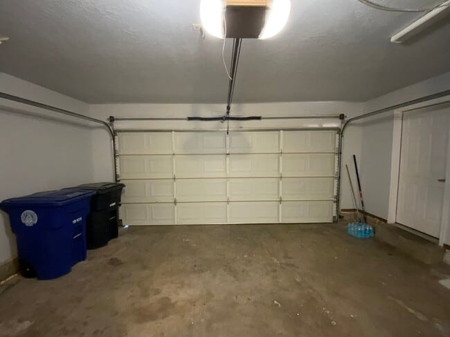 Building Photo - 3 Bedroom Single Story Home Available Near...