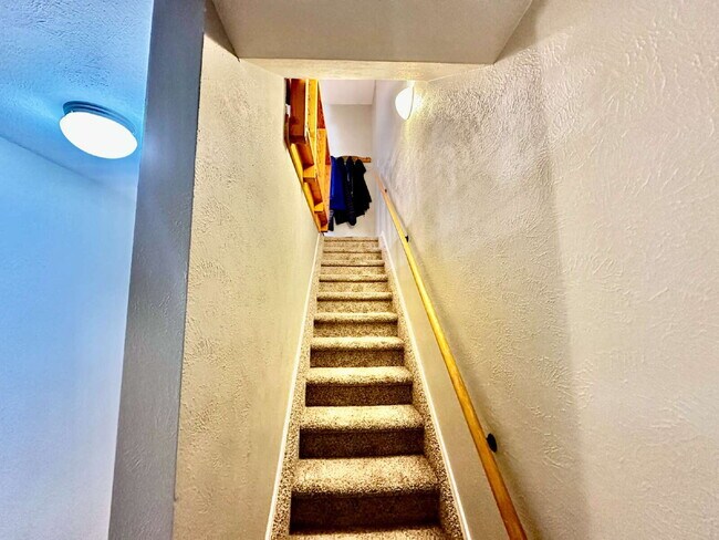 Building Photo - Wonderful 3-Bed Townhome Near Waneka Lake!