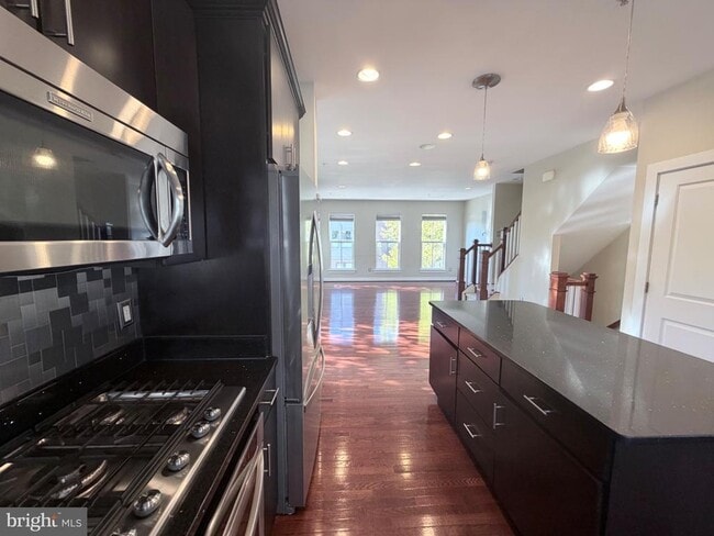 Building Photo - 4560 Longfellow St