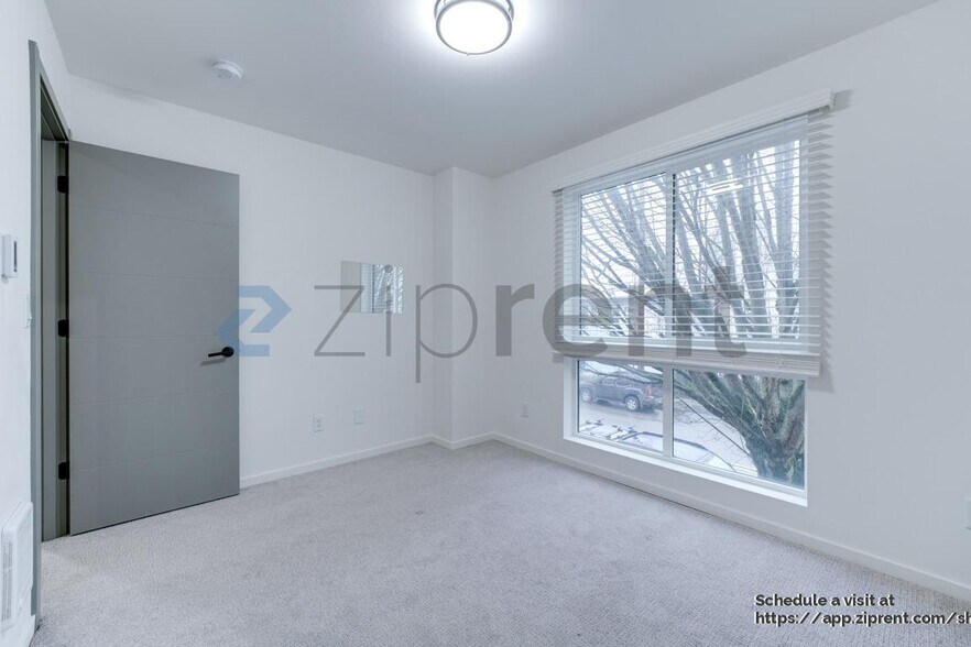 Building Photo - 539 S Cloverdale St