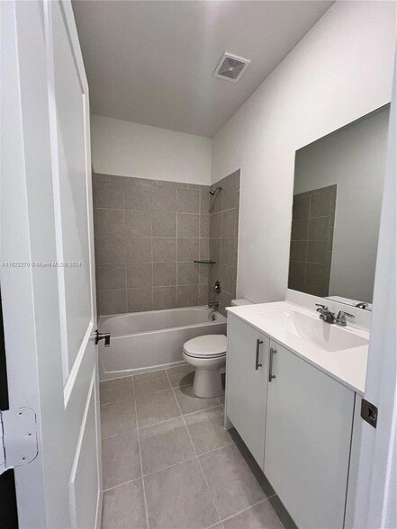 Building Photo - 714 SE 13th Ct