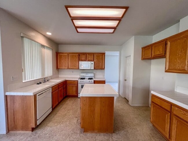 Building Photo - Large 4 bedroom Murrieta home with a loft ...