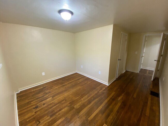 Building Photo - 350 1/2 Hacker