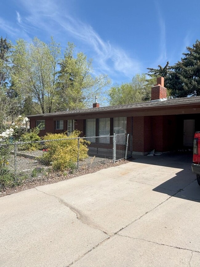 Building Photo - Bench Location Just Minutes to Downtown and BSU!