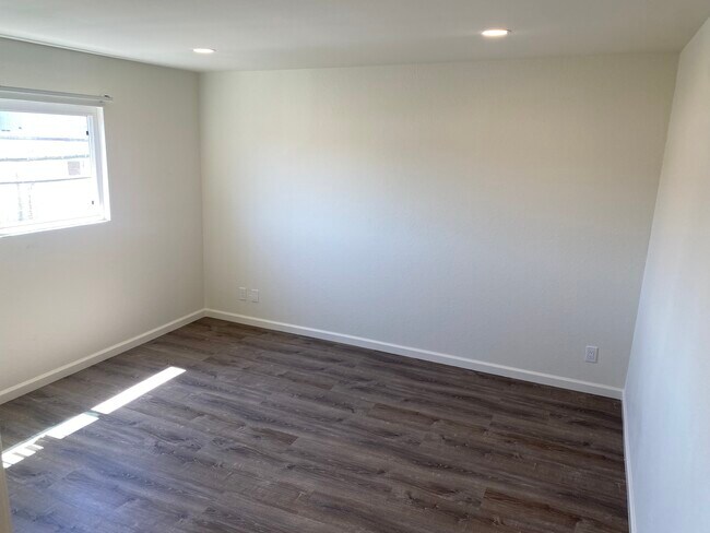 Building Photo - 1525 S Saltair Ave