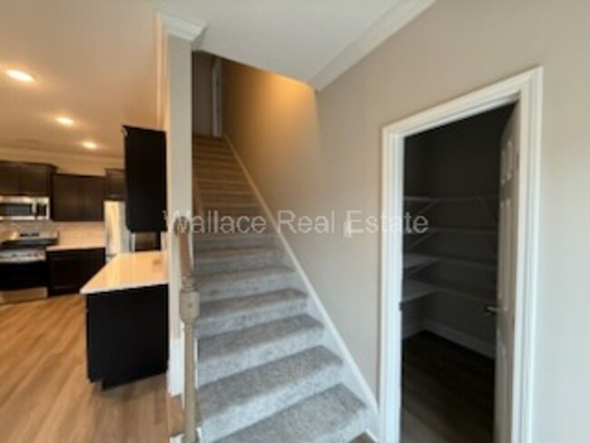 Building Photo - BRAND NEW 4 BEDROOM HOUSE LOCATED IN POPUL...