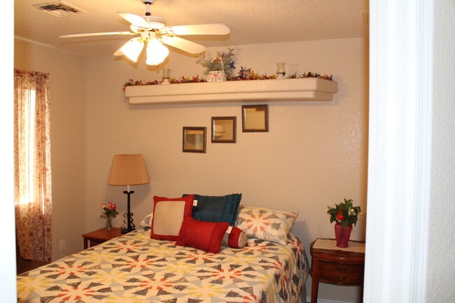 Building Photo - 3 Bed 1 Bath Home w/ 1 Car Garage and Larg...