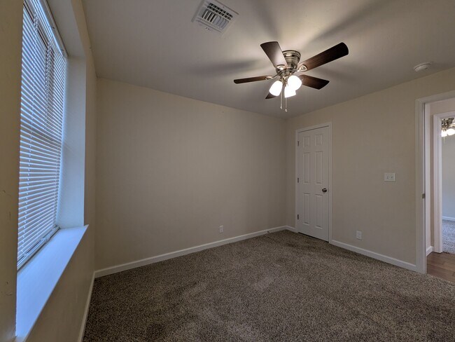 Building Photo - 906 Parkview Dr