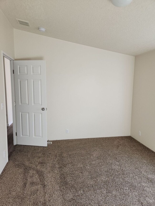Building Photo - Pet Friendly 3bed : 2bath Home w/ 1 Car De...