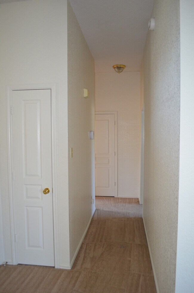 Building Photo - 2521 Creek Dr