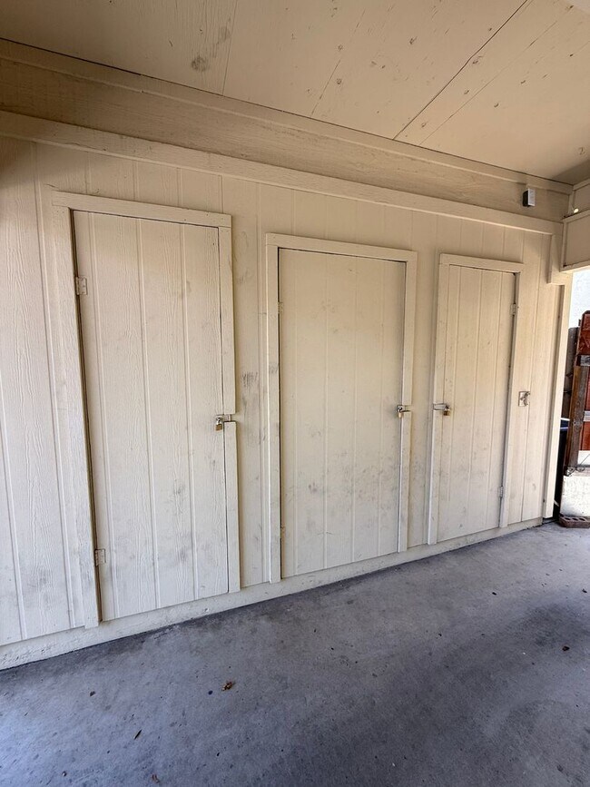 Building Photo - Spacious Two-Story 3 Bedroom, 1.5 Bath Tow...