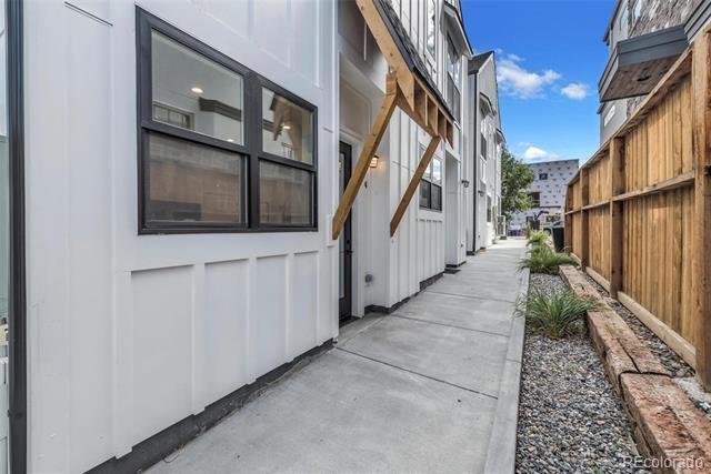 Building Photo - 3219 W 19th Ave