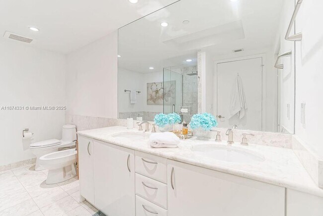 Building Photo - 1331 Brickell Bay Dr