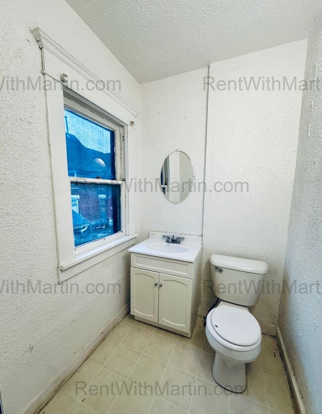 Building Photo - 820 W 2nd St