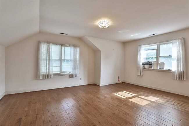 Building Photo - 476 Compton Rd