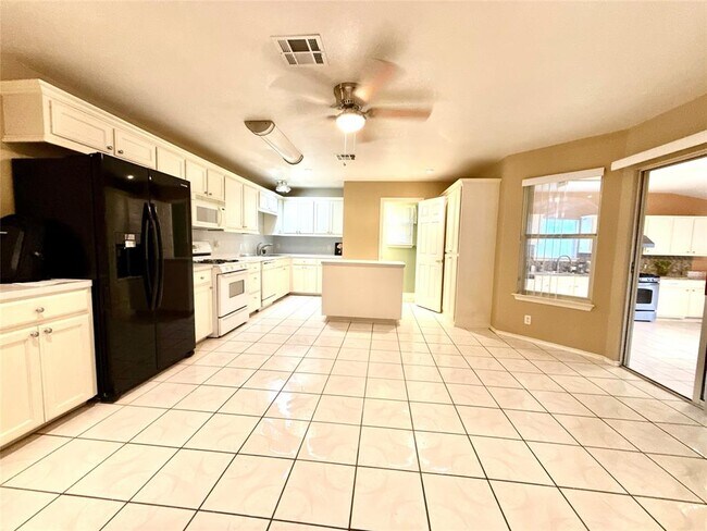 Building Photo - 13720 Greinert Dr
