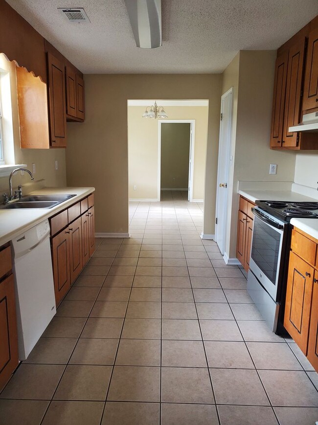 Building Photo - 709 Macey St