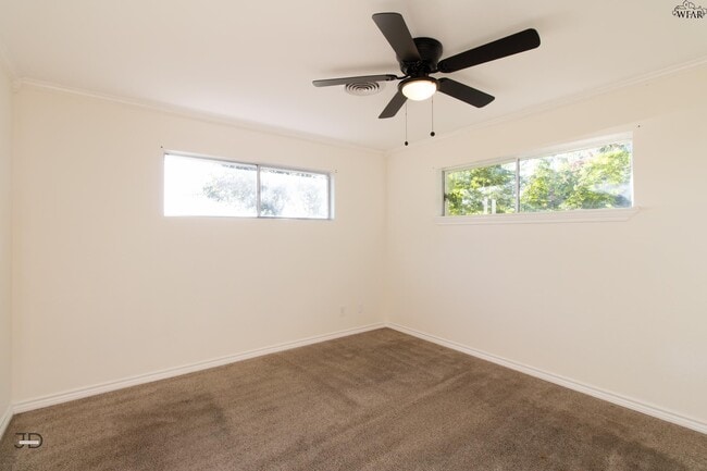 Building Photo - 674 Bell Rd S