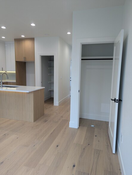 Building Photo - 5041 SE King Rd