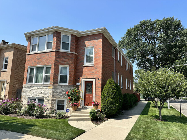 Primary Photo - 5658 N Richmond St