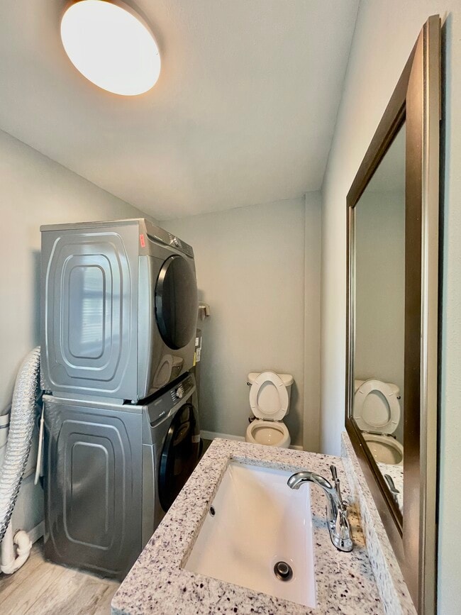 Building Photo - 1434 Overlea St