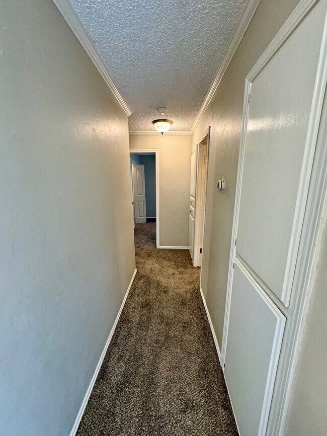 Building Photo - 3 bed 2 bath house with garage