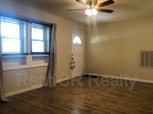 Building Photo - 3072 Meadow View Ave