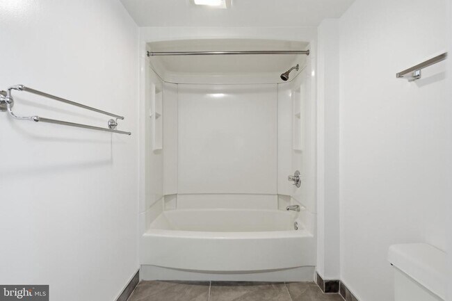 Building Photo - 2121 Jamieson Ave