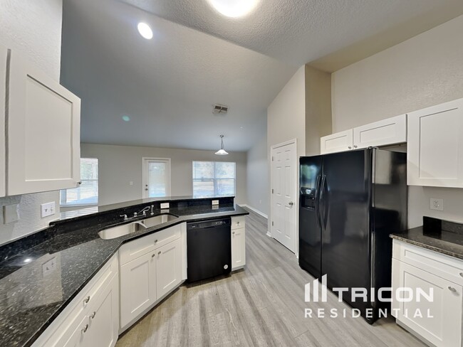Building Photo - 3328 Montano Ave