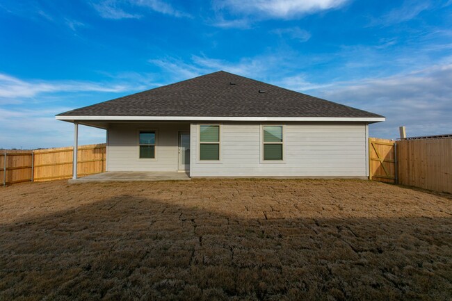 Building Photo - 3 Bedroom 2 bath with Home Office and 2 ca...