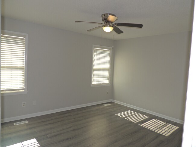 Building Photo - 5823 Rivercroft Rd