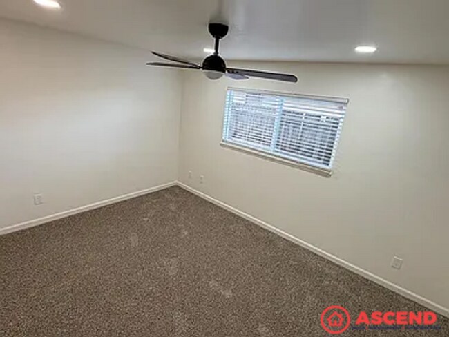 Building Photo - Fantastic 3BD/2BA Home in Bakersfield's 93309 — Garage, Gardener Included!