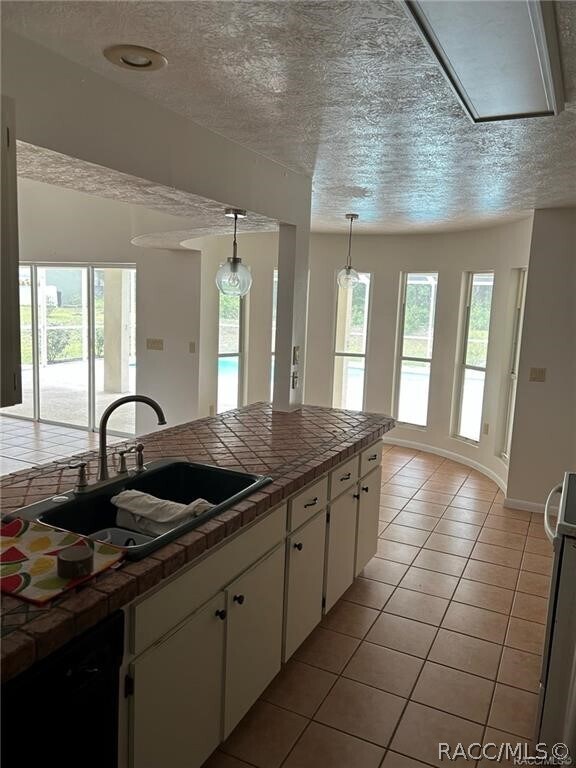 Building Photo - 2620 E Newhaven St