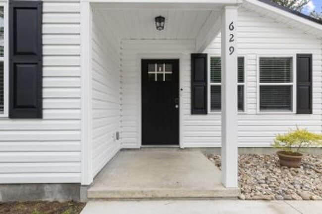 Building Photo - 629 Walnut Dr