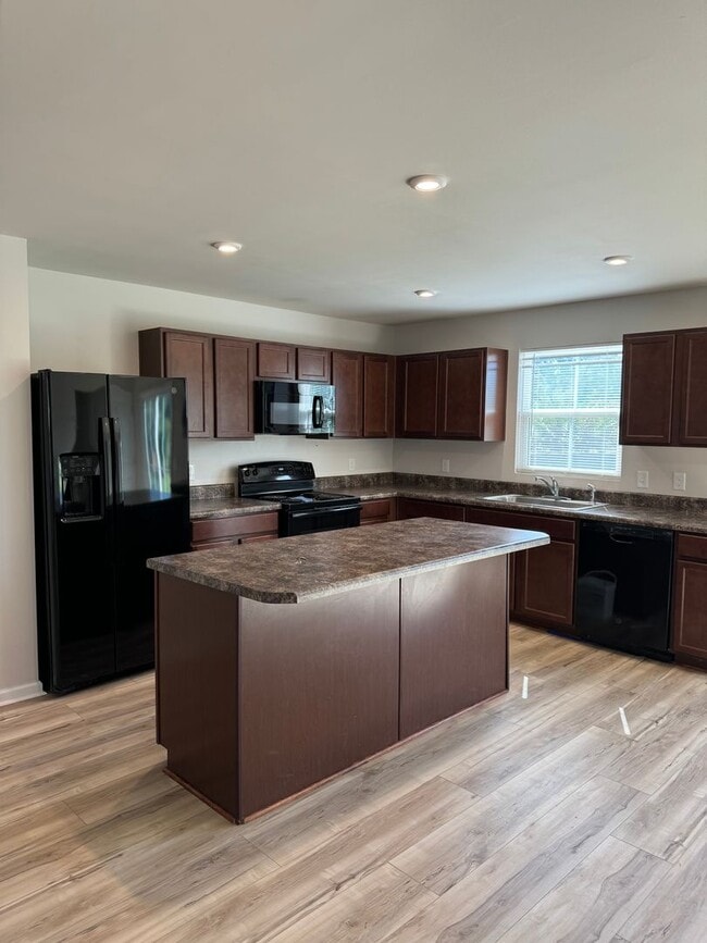 Building Photo - Price & Location!