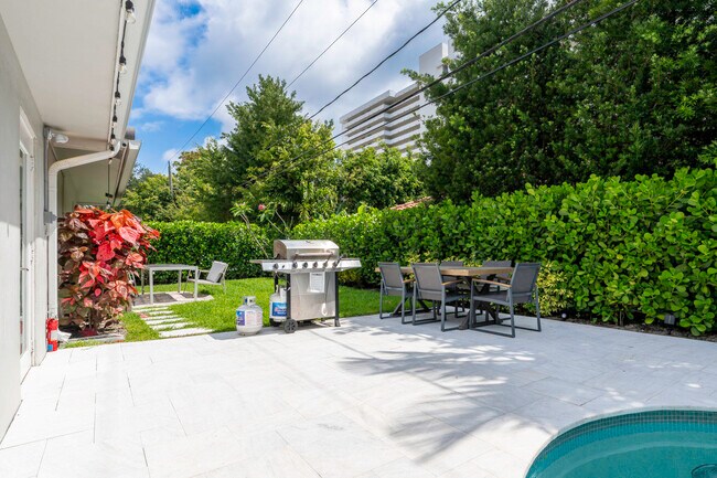 Building Photo - 2112 NE 32nd Ave