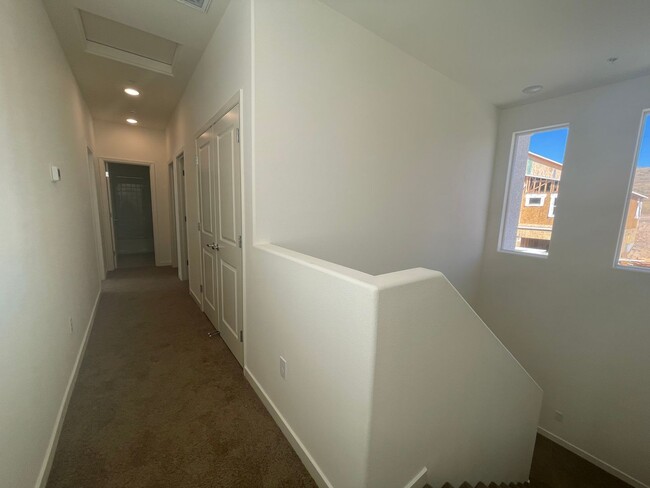 Building Photo - Beautiful Falcon Ridge Townhome!