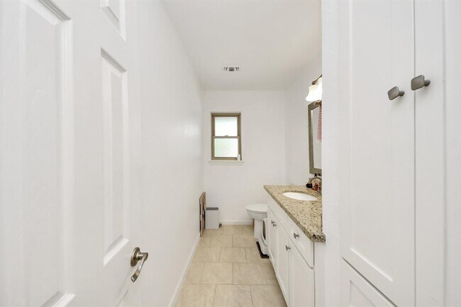 Building Photo - 403 Lakeside Estates Dr