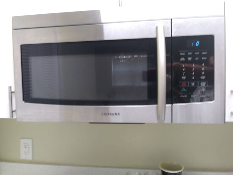 Building Photo - 550 S Park Rd